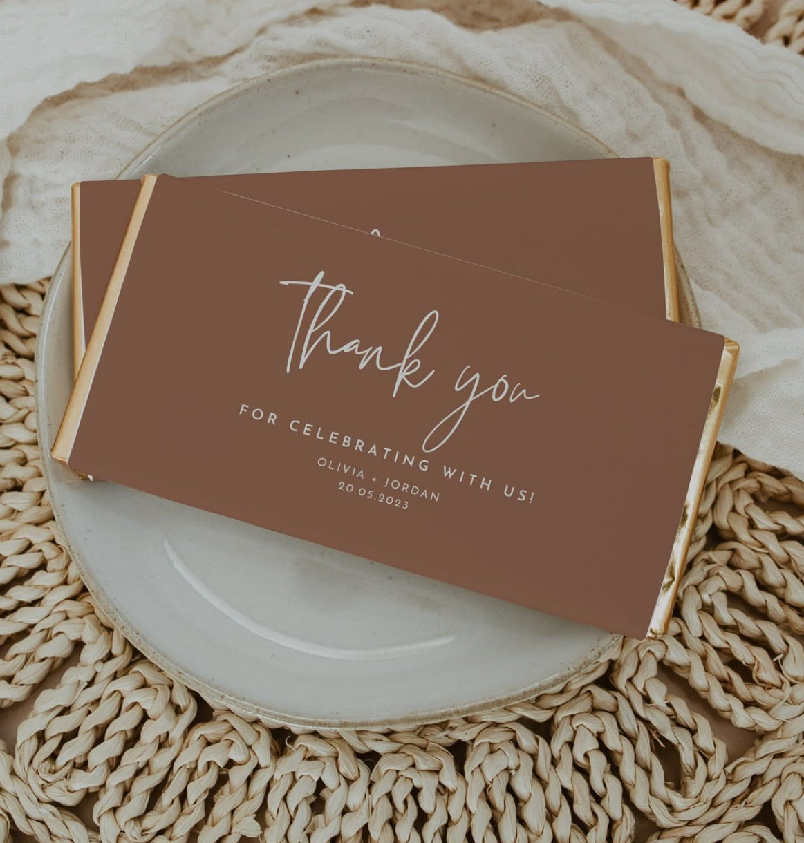 Chocolate bar with personalised wrappers